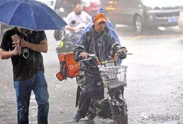 雨中的温暖接力,外卖小哥与路人的井盖挪动故事 雨中的温暖接力,外卖小哥与路人的井盖挪动故事